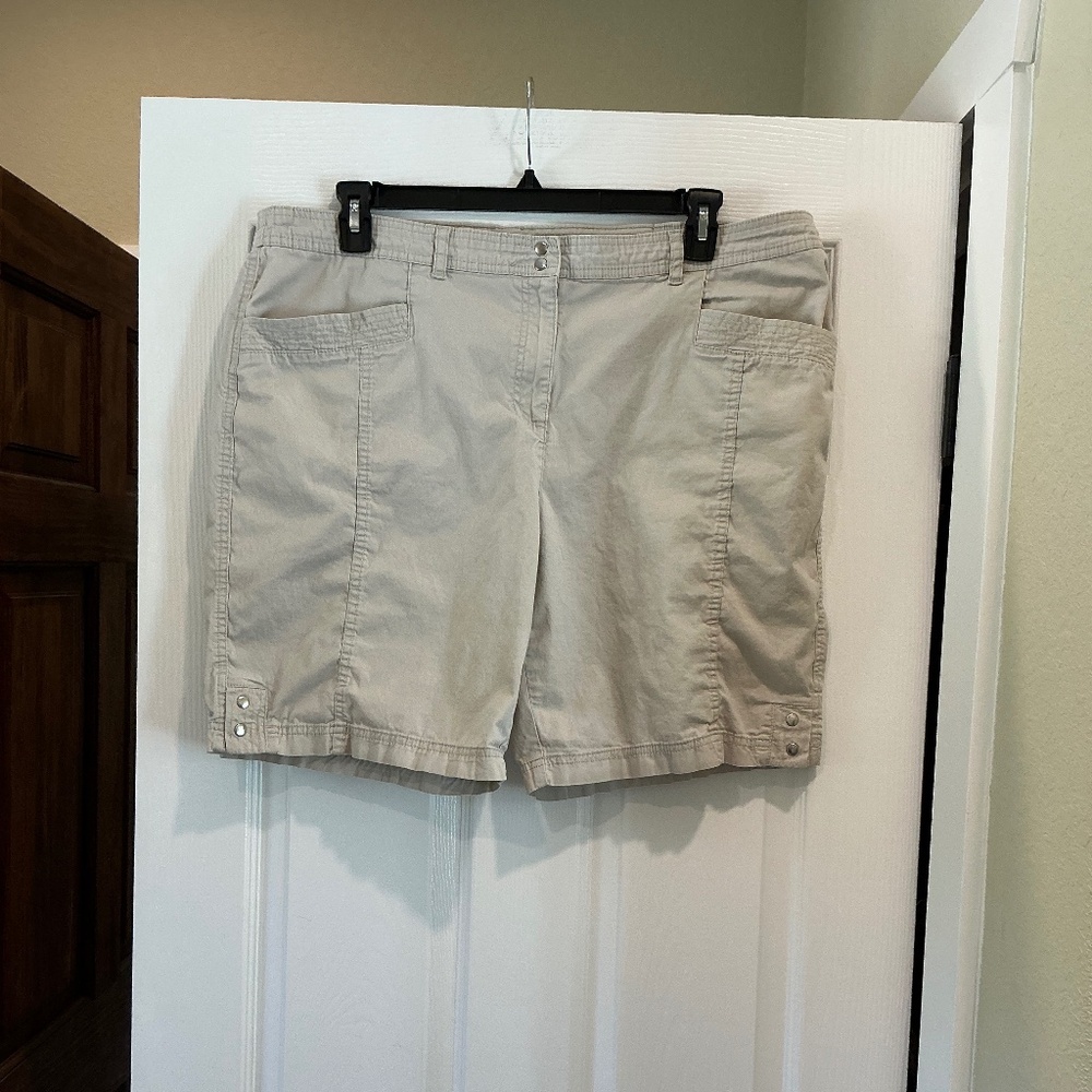 Karen Scott tan shorts size 18